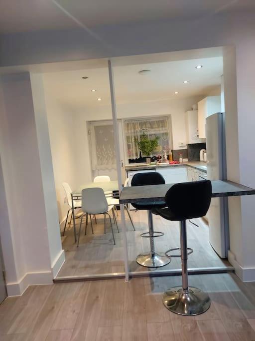 Home Away Barking Barking  Extérieur photo